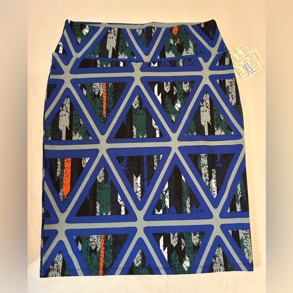 NWT LuLaRoe Cassie pencil skirt geometric pattern, size XL.